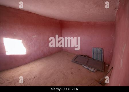 Le grotte di Argueda hanno abbandonato la stanza interna con passeggiate rosa, in Spagna Foto Stock