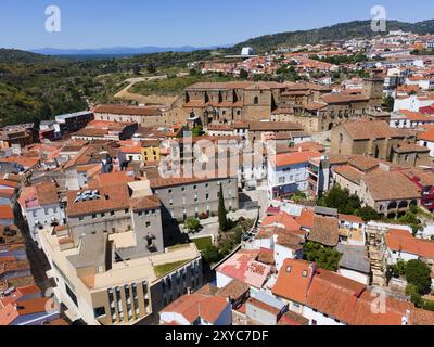 Panoramica di una città con tetti rossi ed edifici storici, incastonata in un paesaggio collinare, vista aerea, Plasencia, Caceres, Caceres, Estremadura, Spagna, Foto Stock