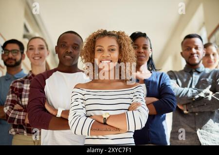 Ritratti, studenti universitari e felici con le braccia incrociate nel campus per il lavoro di squadra e la collaborazione. Gente, amici e su di noi come college Foto Stock