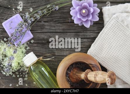 Spa di lavanda con olio essenziale su sfondo di legno Foto Stock