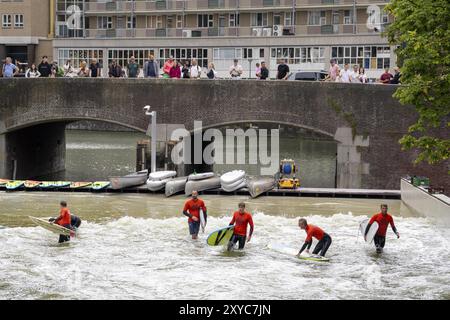 Impianto per il surf nel centro della città di Rotterdam, Rif010, presumibilmente la prima struttura al mondo per surfisti in una città, nella Steigersgracht, a 1 Foto Stock