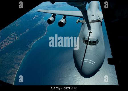 Un C-5M Super Galaxy della U.S. Air Force assegnato alla Travis Air Force base, California, riceve carburante da un KC-10 Extender sulla California, 20 agosto 2024. Foto Stock