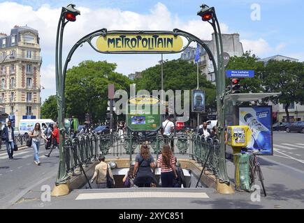 Pere Lachaise, stazione della metropolitana, Metropolitain, Adolphe Dervaux, architecte, Menilmontat, cimitero, art deco, al piano di sopra, gente Foto Stock