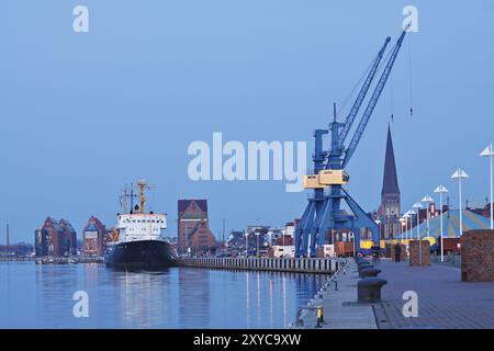 Vista del porto di Rostock all'ora blu Foto Stock