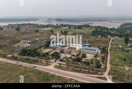 (240829) -- BRAZZAVILLE, 29 agosto 2024 (Xinhua) -- una foto di un drone aereo scattata il 3 agosto 2024 mostra il China-Aid Agriculture Technology Demonstration Center a Brazzaville, Repubblica del Congo. La manioca è un importante alimento di base in Africa, ma la sua produzione è stata a lungo ostacolata dalla mancanza di varietà migliori, tecniche agricole avanzate e impianti di trasformazione. La Cina, anche se non è un grande produttore di tuberi amilacei, è un mercato importante per la coltura e un potente centro di ricerca globale per le tecnologie legate alla manioca. In mezzo alla fiorente cooperazione agricola tra Cina e Foto Stock