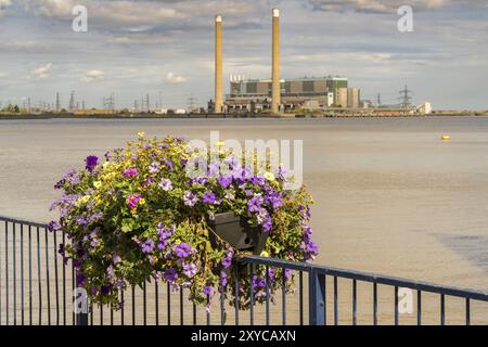 Gravesend, Kent, Inghilterra, Regno Unito, 23 settembre, 2017: la riva del Tamigi con una scatola di fiori e la centrale elettrica di Tilbury Foto Stock