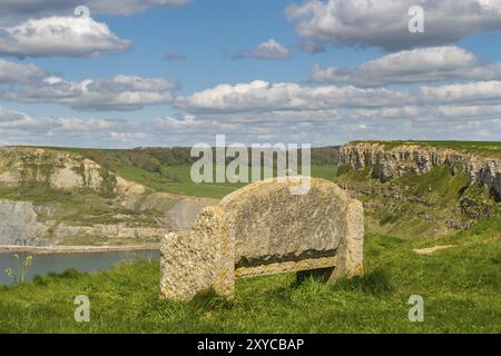 Banco di pietra a lungo la costa sud occidentale percorso con una veduta della Jurassic Coast e Emmett's Hill, vicino Worth Matravers, Jurassic Coast, Dorset, Regno Unito Foto Stock