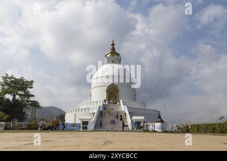 Fotografia della Pagoda della Pace Mondiale a Pokhara, Nepal, Asia Foto Stock