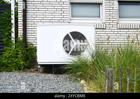 Wärmepumpe vor einem Wohnhaus in Schleswig-Holstein *** pompa di calore di fronte a un edificio residenziale in Schleswig Holstein Foto Stock