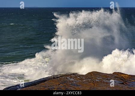 Tempesta di rottura onde sulle rocce della spiaggia di Ipanema a Rio de Janeiro Foto Stock