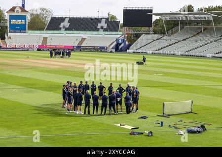 Realizzato a Birmingham, Regno Unito il 29 agosto 2024 al Warwickshire County Cricket Club, Edgbaston. Nella foto, la squadra si accosta davanti al riscaldamento per giocare, Warwickshire in primo piano e Kent in secondo piano durante la partita del campionato della contea 2024 tra Warwickshire CCC e Kent CCC l'immagine è solo per uso editoriale - credito a Stu Leggett tramite Alamy Live News Foto Stock