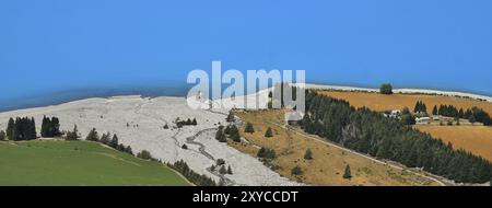 Acqua blu del lago Pukaki. Delta del fiume e paesaggio rurale. Scena vicino a Mt Cook, nuova Zelanda, Oceania Foto Stock