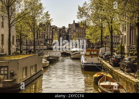 Amsterdam, Paesi Bassi, maggio 2022. Le case da ballo e le barche sul fiume Amstel ad Amsterdam Foto Stock