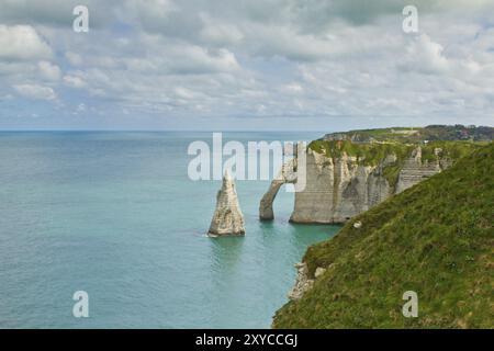 Costa di Etretat con porte d'Aval e l'ago di pietra Aiguille Foto Stock