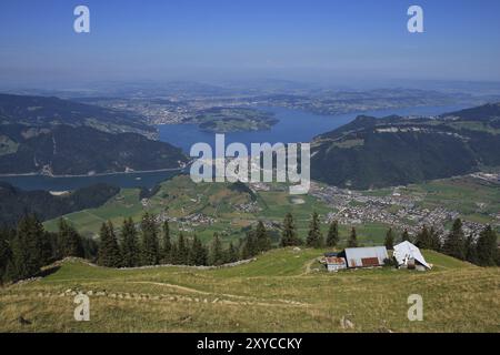 Vista distante del lago Vierwaldstattersee e di Lucerna. Vista da Stanserhorn Foto Stock