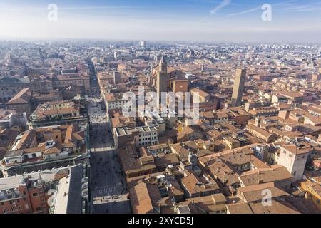 Vista panoramica dalla Torre degli Asinelli, sul centro storico di Bologna Foto Stock