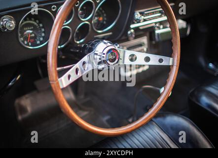 Volante di una Chevy d'epoca che mostra gli interni della vettura con cruscotto e sedili. Foto in bianco e nero, messa a fuoco selettiva, Canada BC, set Foto Stock