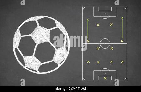 Pallone da calcio e schema tattico disegnato sulla lavagna. Gesso bianco e lavagna Foto Stock