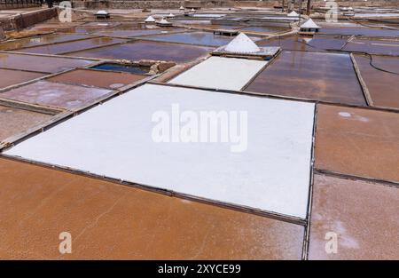 Fonte da Bica Salt Flats, noto anche come Salinas de Rio Maior, sistema di compartimenti d'acqua poco profondi e grondaie per l'estrazione del sale, Rio Maior, Portogallo Foto Stock