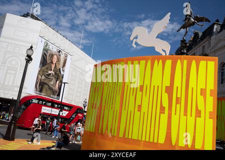 La scultura di Eros è circondata da un temporaneo accumulo estivo che ci dice di "tenere i vostri sogni vicini", al Piccadilly Circus di Westminster, il 28 agosto 2024, a Londra, Inghilterra. Foto Stock