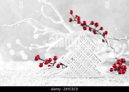 Natale o Capodanno greeting card white ramo di albero con red holly bacche ornamento di ceramica sulla neve spazio copia Foto Stock