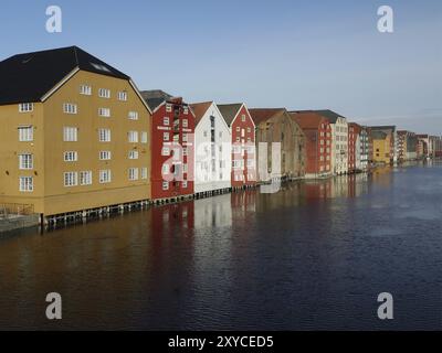 I magazzini di Bryggene sulla Nidelva a Trondheim, Norvegia. La Nidelva scorre attraverso Trondheim con vecchi magazzini che fiancheggiano entrambi i lati Foto Stock