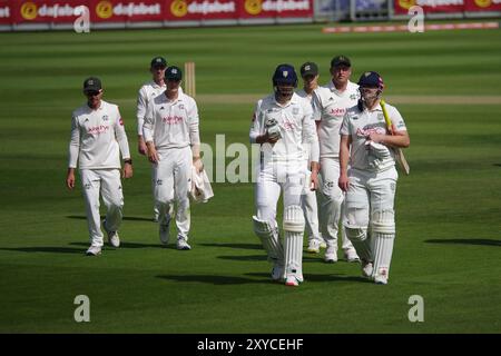 Chester le Street, Inghilterra, 22 agosto 2024. I batteristi Ben McKinney e Alex Lees lasciano il campo a pranzo il primo giorno della partita tra Durham Cricket e Nottinghamshire nella County Championship Division 1 a Seat Unique Riverside. Credito: Colin Edwards. Foto Stock