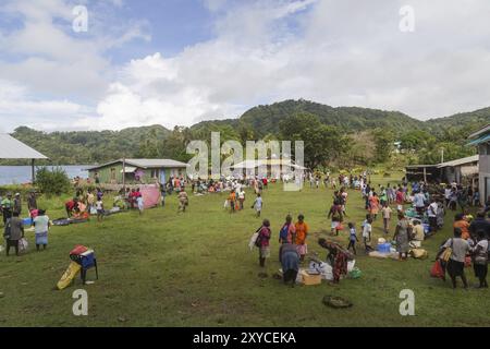 Batuna, Isole Salomone, 28 maggio 2015: Persone che comprano e vendono cibo al mercato locale nel villaggio di Batuna, Oceania Foto Stock