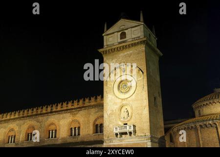 Il Palazzo della ragione di notte. Fu costruita tra l'XI e il XII secolo ma solo nel 1472 fu aggiunta la torre dell'orologio. La torre dell'orologio è stata progettata da Luc Foto Stock