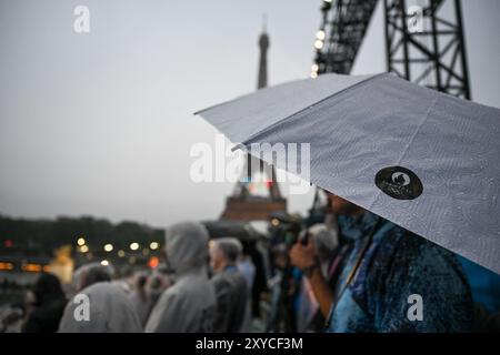 PARIGI, FRANCIA-26 luglio 2024: Una panoramica dettagliata degli anelli olimpici sull'ombrello durante la cerimonia di apertura dei Giochi Olimpici di Parigi 2024 Foto Stock