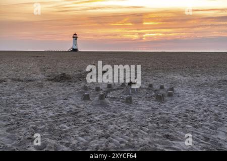 Il Sandcastles On la spiaggia, con serata nuvole e punto di Ayr il faro in background, vicino Talacre, Flintshire, Wales, Regno Unito Foto Stock