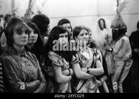 Teen Girls 1970s Irlanda guardando la gara Biddy Boys meglio vestita nel municipio del villaggio. Killorglin, Contea di Kerry, Eire, Irlanda del Sud febbraio 1972 1970s HOMER SYKES Foto Stock