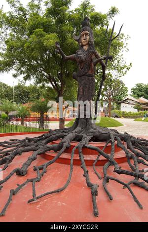 Bada Dev e Boodhi dai. Villaggio culturale - AADIVART - Museo Statale per l'Arte tribale e Folcloristica del Madhya Pradesh, Khajuraho, India. Foto Stock