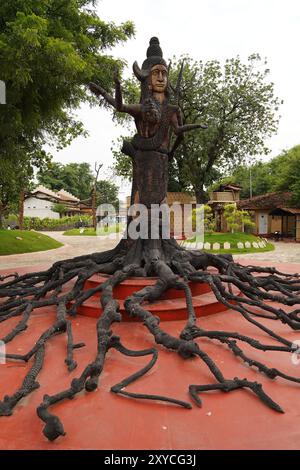 Bada Dev e Boodhi dai. Villaggio culturale - AADIVART - Museo Statale per l'Arte tribale e Folcloristica del Madhya Pradesh, Khajuraho, India. Foto Stock