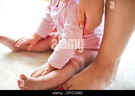 La madre e il bambino seduto girl close up Foto Stock