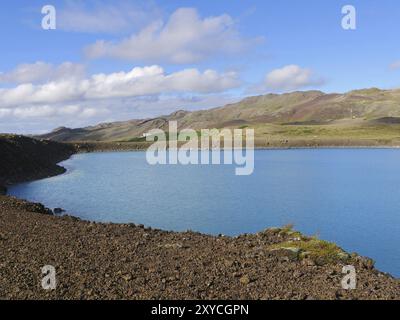 Il cratere d'esplosione Graenavatn pieno d'acqua in Islanda Foto Stock