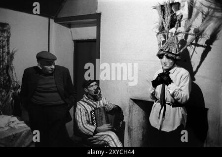 I Biddy Boys a Killorglin celebrano il Celtic Saint Brigit o Brigid, che era una dea dell'Irlanda pre-cristiana. Il 1° febbraio è il giorno dei Santi. I Biddy Boys indossano il travestimento, andando da casa a casa da pub a pub, suonando musica, ballando, cantando, celebrando il festival di Imbolc; l'inizio della primavera, la festa dura diversi giorni. Killorglin, Contea di Kerry, Eire, Irlanda del Sud 2 febbraio 1972 1970s Eire HOMER SYKES Foto Stock