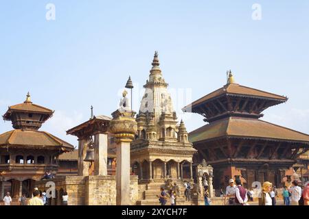 Bhaktapur, Nepal, 31 ottobre 2013: Vista angolata dei turisti intorno al tempio di Vatsala Durga intatto prima del 2015 danni da terremoto di Gorkha. Orizzontale Foto Stock