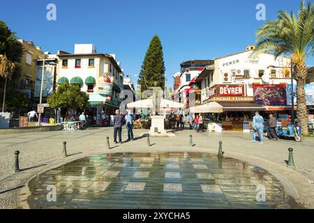 Antalya, Turchia, Novembeer 24, 2017: Persone che camminano nella zona pedonale commerciale piena di negozi e ristoranti vicino al centro storico di Kaleici. Orizzontale, Asi Foto Stock