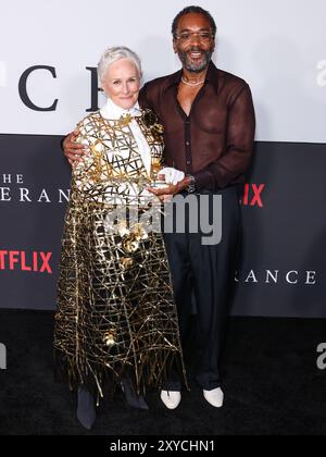 HOLLYWOOD, LOS ANGELES, CALIFORNIA, USA - AGOSTO 28: Glenn Close e Lee Daniels arrivano alla premiere di Los Angeles di "The Deliverance" di Netflix, tenutasi al Netflix Tudum Theater il 28 agosto 2024 a Hollywood, Los Angeles, California, Stati Uniti. (Foto di Xavier Collin/Image Press Agency) Foto Stock