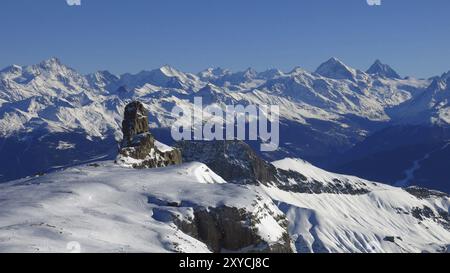 Vista dal ghiacciaio Diablerets, Svizzera. Montagne innevate nel Canton Vallese. Scena invernale nelle Alpi svizzere Foto Stock