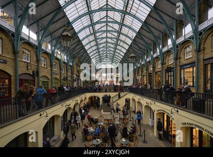 Convent Garden pieno di turisti a Londra, Inghilterra, Regno Unito, Europa Foto Stock