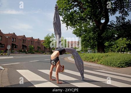 Acrobazie di strada su un incrocio zebrato, Hannover, bassa Sassonia, Germania, Europa Foto Stock