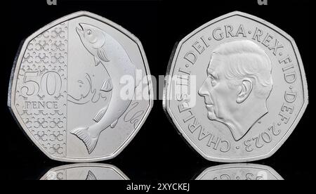 2023 moneta di salmone circolata da 50 pence con re Carlo III, che sta attualmente causando eccitazione tra i collezionisti di monete del Regno Unito, a causa della sua bassa monetazione Foto Stock