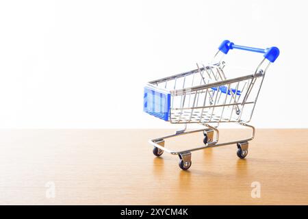 Carrelli per la spesa sul pavimento in legno. isolato su bianco Foto Stock