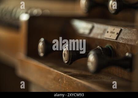 L'organo della chiesa si ferma con i numeri Foto Stock