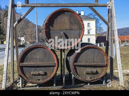 Tre grandi botti vecchie di birra su una strada in Baviera Foto Stock