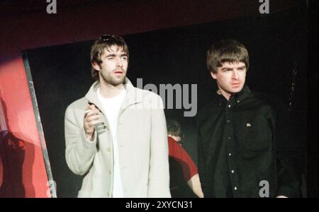 Foto del file del 10/12/97 del cantante degli Oasis Liam Gallagher (a sinistra) e di suo fratello Noel Gallagher (a destra) alla Cardiff International Arena. Gli Oasis hanno annunciato altre tre date a Manchester, Londra e Edimburgo per il tour di riunione della band Britpop. Data di pubblicazione: Giovedì 29 agosto 2024. Foto Stock