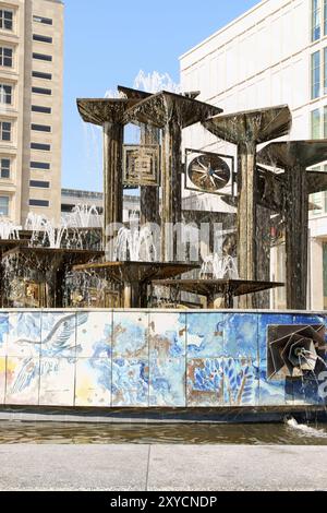 Berlino, Germania, 19 aprile 2009: Alexanderplatz e la Fontana dell'amicizia internazionale nel centro di Berlino (Mitte), Germania. La fontana era crea Foto Stock