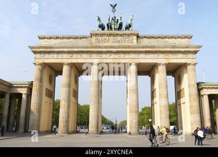 Berlino, Germania, 17 aprile 2009: Porta di Brandeburgo e statua in bronzo della Quadriga. Alcuni turisti e cittadini intorno alla porta della città si chiamavano Brandenburger Foto Stock